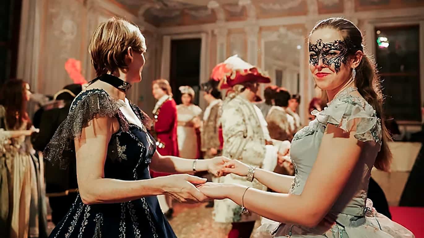 Donna in costume con maschera, carnevale a Venezia, Veneto, Italia