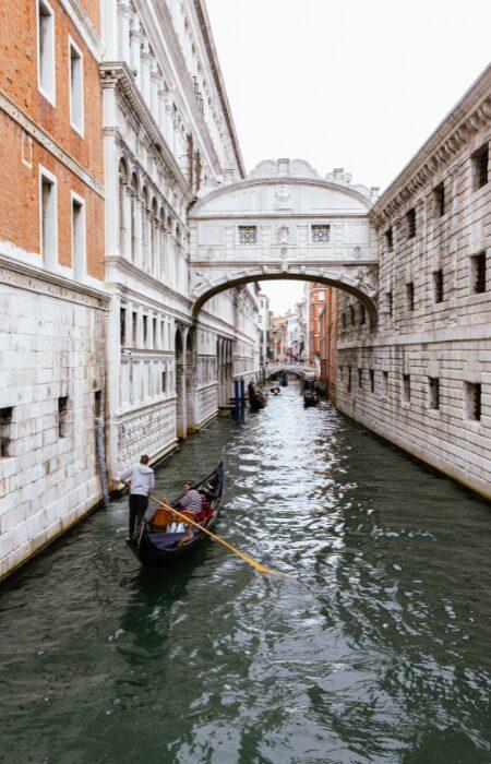Immagine dell’esperienza: Trasferimenti aeroporto Treviso + Venezia: Giro in gondola attraverso il Ponte dei Sospiri e il Bacino San Marco