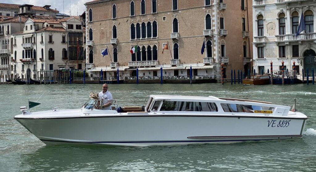 Immagine dell’esperienza: Venezia: Taxi acqueo privato da/per la stazione ferroviaria di Santa Lucia e l’hotel