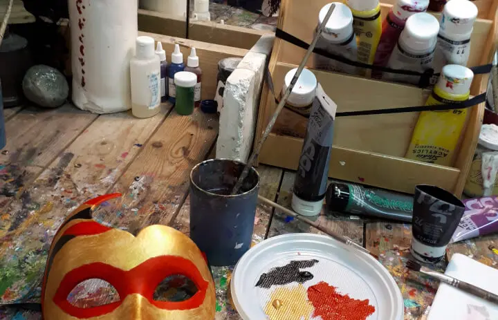 Creazione artigianale di maschere di Carnevale a Venezia