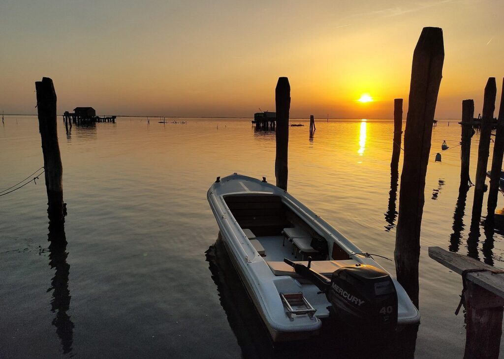 Immagine dell’esperienza: Chioggia: Tour guidato in barca al tramonto della Laguna di Venezia