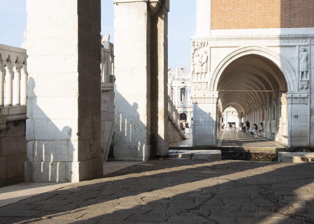 Immagine dell’esperienza: Venezia nel Medioevo: Documenti e strumenti di tortura