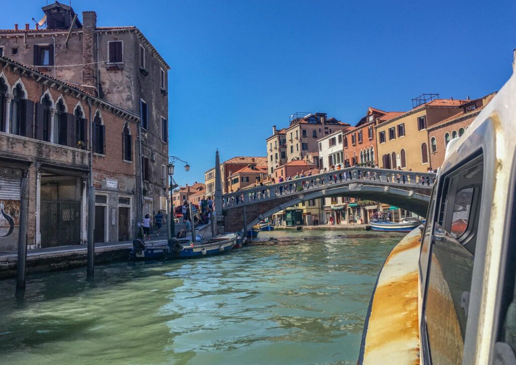 Immagine dell’esperienza: Taxi acqueo da/per il centro di Venezia + Venezia: Tour guidato del quartiere ebraico con biglietto d’ingresso alla sinagoga