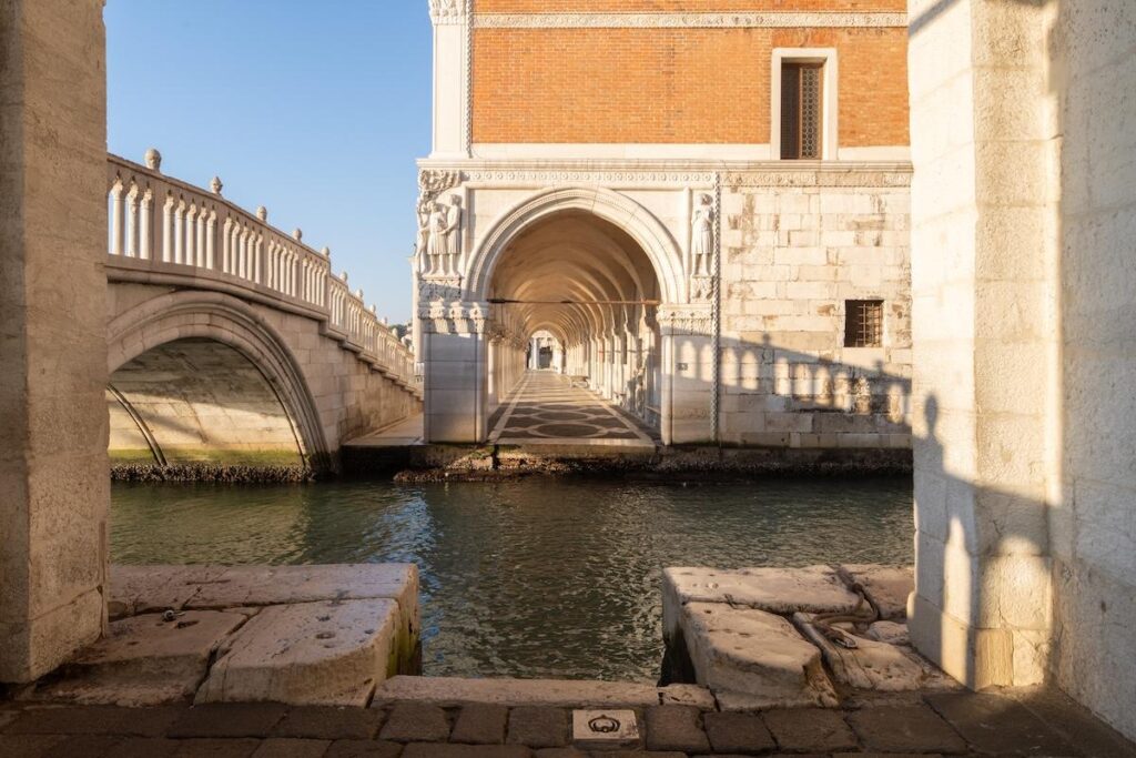 Immagine dell’esperienza: Venezia nascosta: Insolito tour a piedi + Giro in gondola