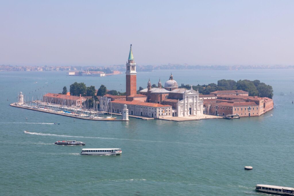 Immagine dell’esperienza: Venezia: Tour guidato in barca sul Canal Grande + ingresso al campanile di San Giorgio Maggiore