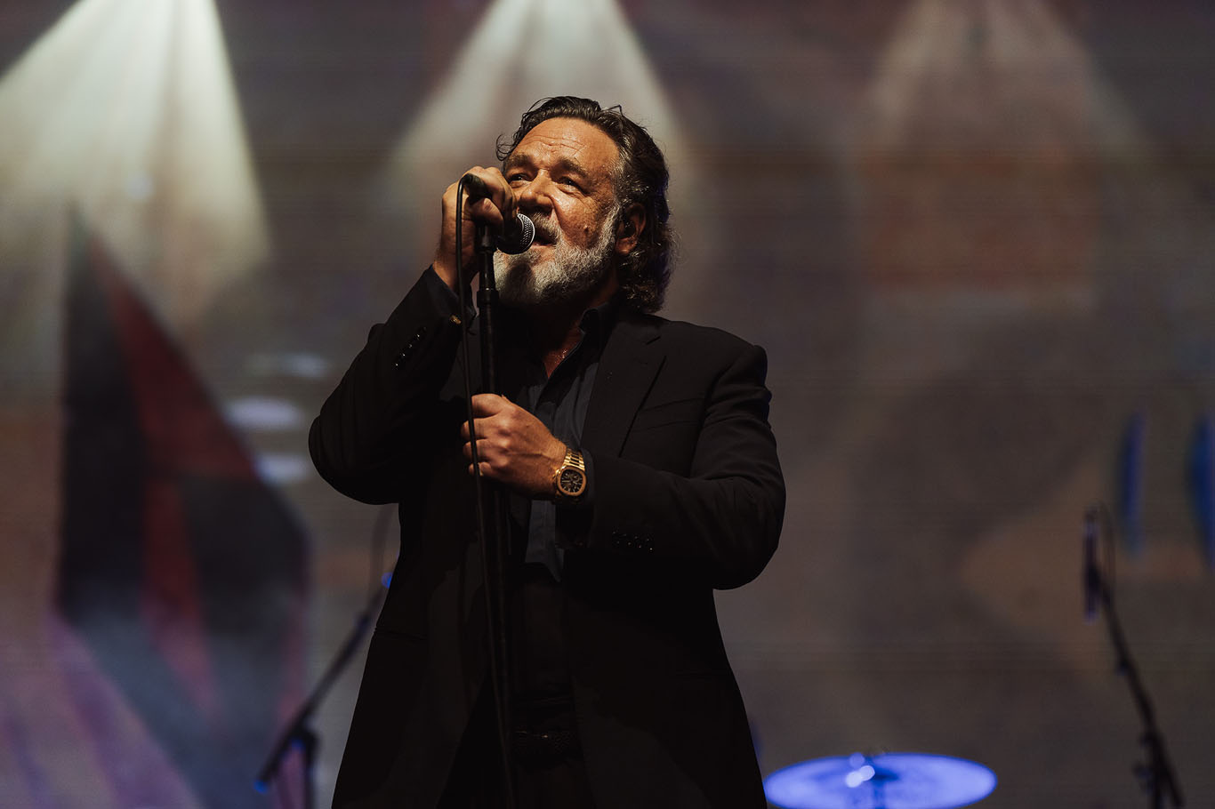 Russell Crowe in What Love Builds, scena del film