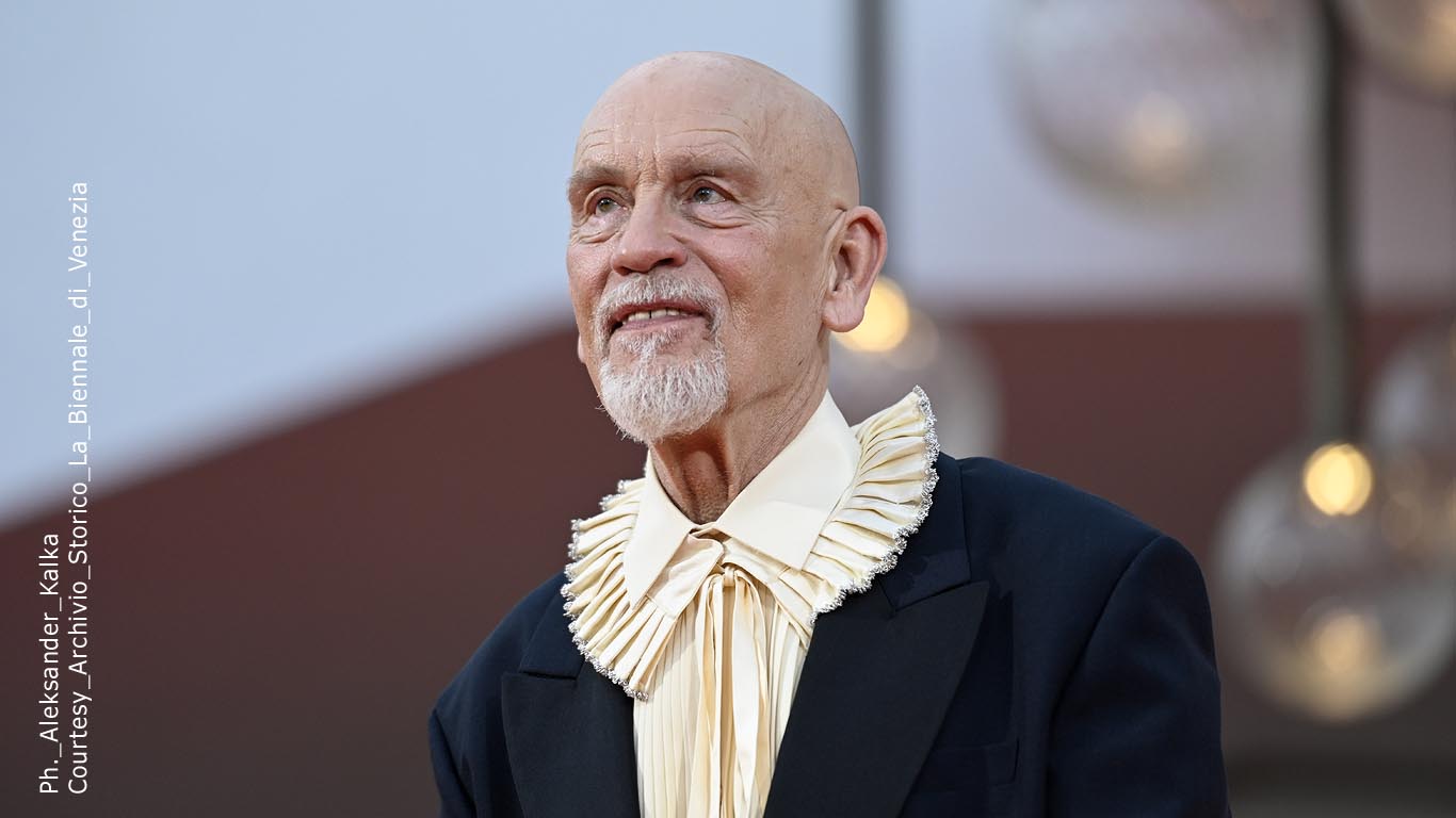John Malkovich sul red carpet di Venezia 2026