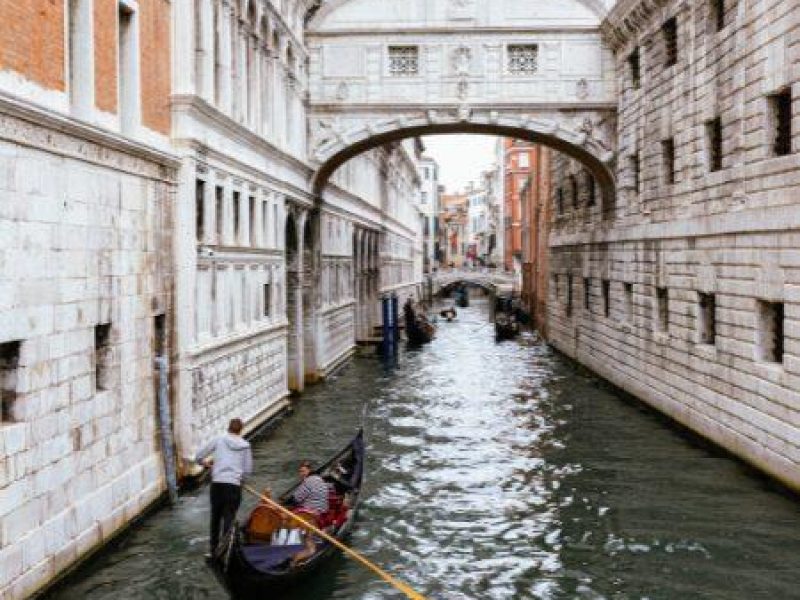 Immagine dell’esperienza: Trasferimenti aeroporto Treviso + Venezia: Giro in gondola attraverso il Ponte dei Sospiri e il Bacino San Marco