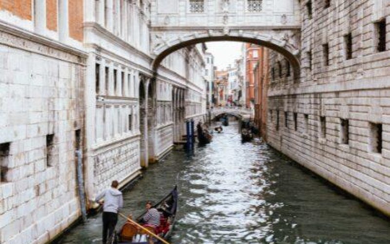 Immagine dell’esperienza: Venezia: Giro in gondola attraverso il Ponte dei Sospiri e il Bacino San Marco