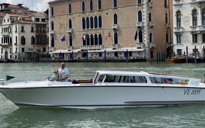 Immagine dell’esperienza: Venezia: Taxi acqueo privato da/per la stazione ferroviaria di Santa Lucia e l’hotel