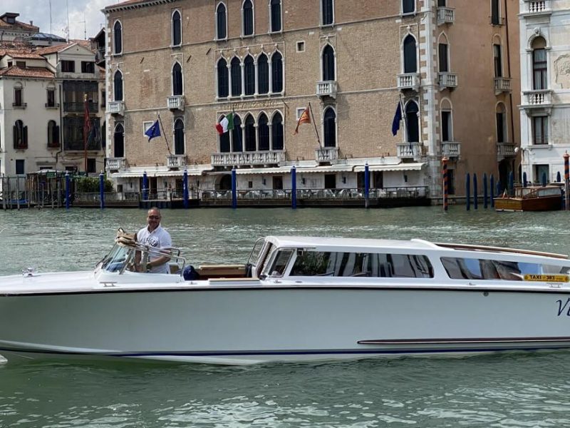 Immagine dell’esperienza: Venezia: Taxi acqueo privato da/per la stazione ferroviaria di Santa Lucia e l’hotel