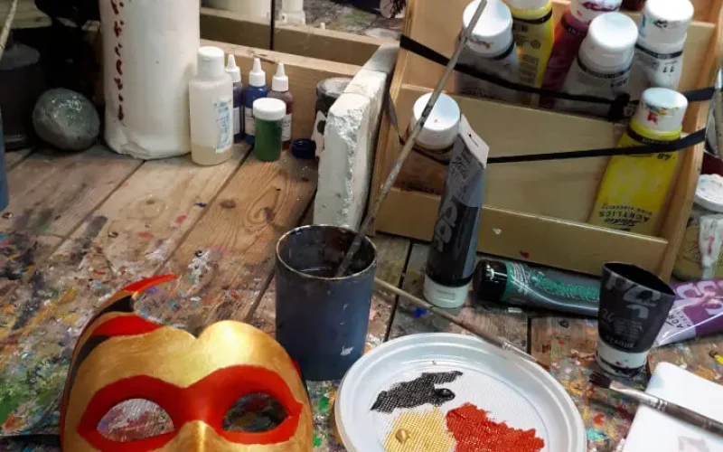 Creazione artigianale di maschere di Carnevale a Venezia