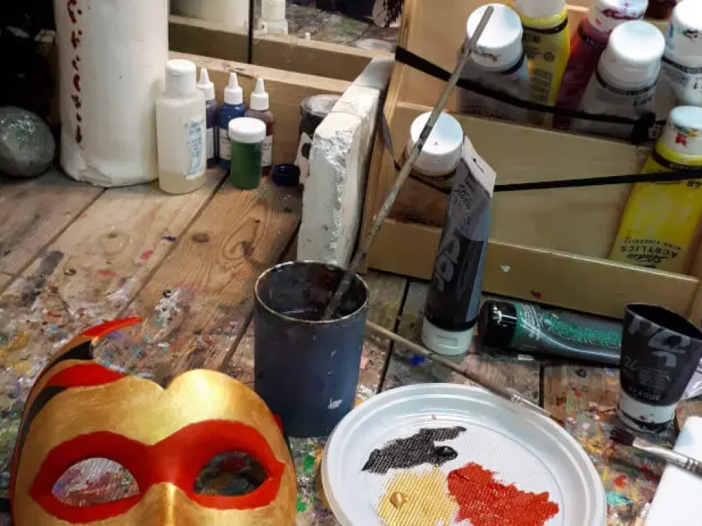 Creazione artigianale di maschere di Carnevale a Venezia