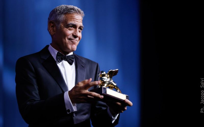 George Clooney con il Leone d’oro alla carriera, foto Jacopo Salvi