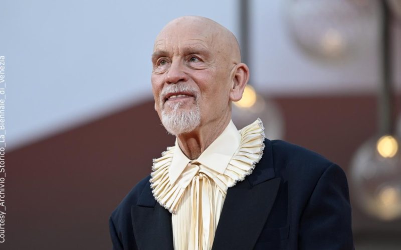 John Malkovich sul red carpet della Mostra del Cinema di Venezia