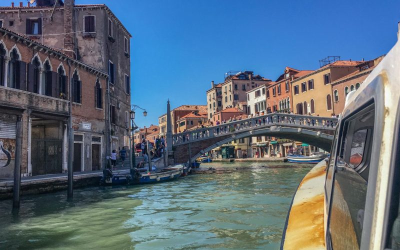 Immagine dell’esperienza: Taxi acqueo da/per il centro di Venezia + Venezia: Tour guidato del quartiere ebraico con biglietto d’ingresso alla sinagoga