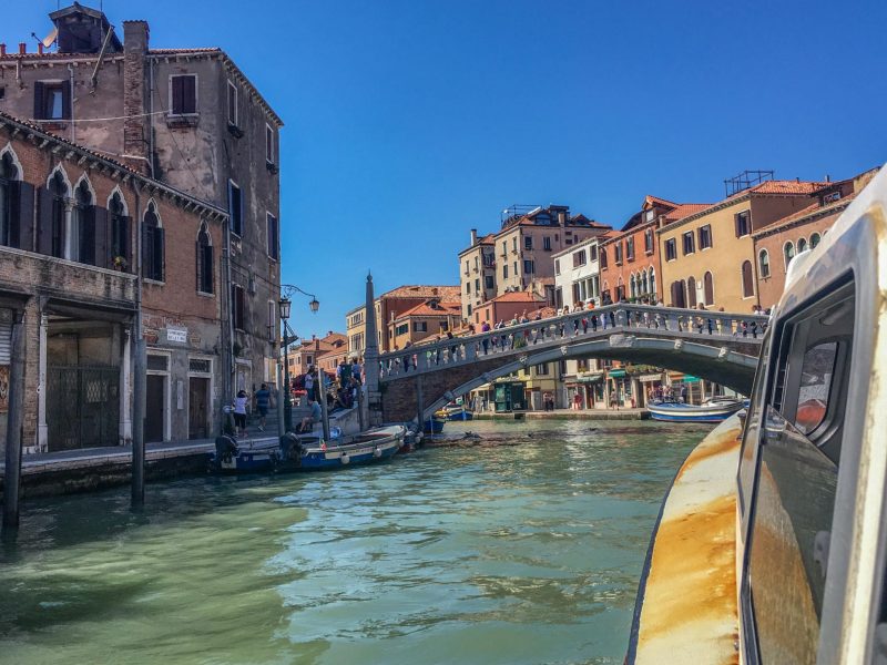 Immagine dell’esperienza: Taxi acqueo da/per il centro di Venezia + Venezia: Tour guidato del quartiere ebraico con biglietto d’ingresso alla sinagoga