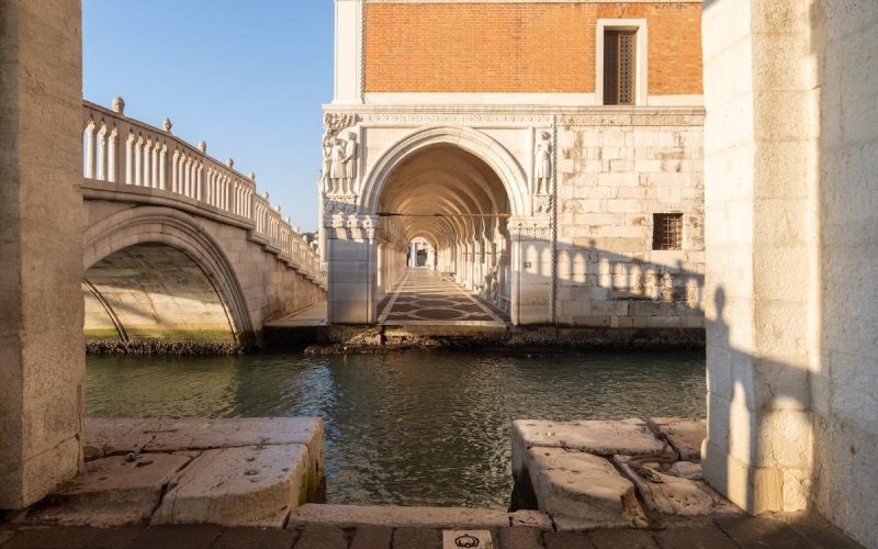 Immagine dell’esperienza: Venezia nascosta: Insolito tour a piedi + Giro in gondola