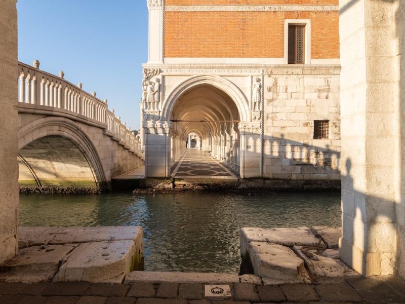 Immagine dell’esperienza: Venezia nascosta: Insolito tour a piedi + Giro in gondola