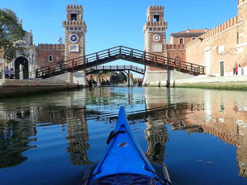 Immagine dell’esperienza: Venezia: Tour guidato in kayak